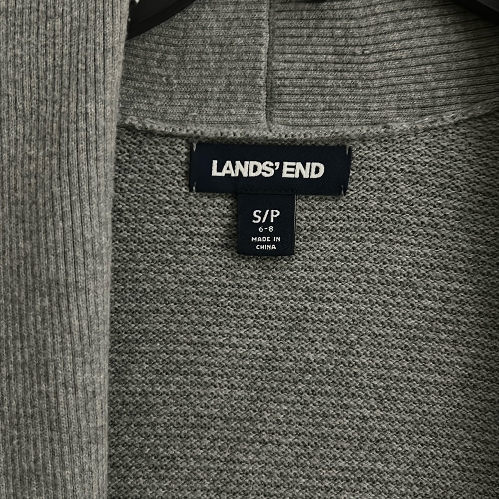 Lands in gray sweater with pockets